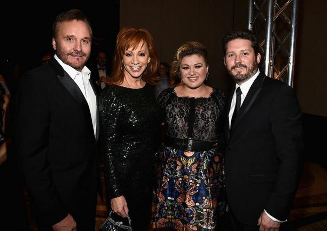 phoenix, az 28. marec l r TV producent narvel blackstock, pevci reba mcentire, kelly clarkson in brandon blackstock se udeležijo boja slavnih z muhammadom alisom noč xxi v jw marriott phoenix desert ridge resort spa 28. marca 2015 v phoenixu v Arizoni fotografija michaela bucknergettyja slike za boj slavnih noč