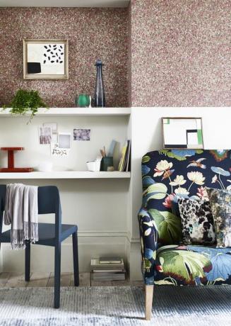delovna soba ali domača pisarna s steno s cvetličnimi ozadji