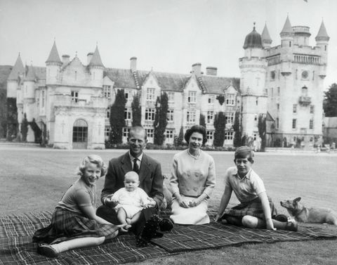 kraljica elizabeta ii in princ filip z otrokoma, princ andrew na sredini, princesa anne levo in charles, valižanski princ, sedi na preprogi za piknik zunaj gradu Balmoral na Škotskem, 8. september 1960