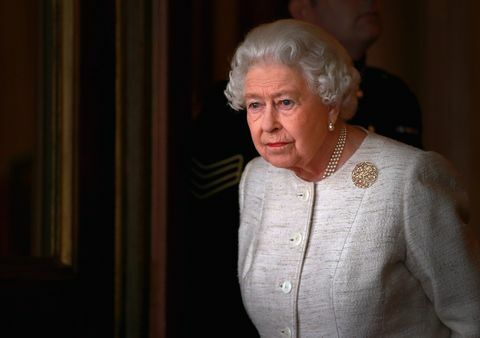 London, Anglija 4. novembra kraljica Elizabeta II se pripravlja na pozdrav predsednika Kazahstana Nursultana Nazarbajeva v Buckinghamski palači dne 4. november 2015 v Londonu v Angliji predsednik Kazahstana je v Veliki Britaniji na uradnem obisku kot gost britanske vlade, ki jo je spremlja njegova žena in hči, dariga nazarbayeva, ki je tudi namestnica premierja fotografija chris jackson wpa poolgetty slike