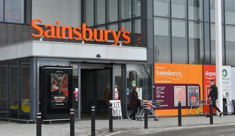 newcastle pod lymom, november 05 splošni pogled zunaj sainsbury's in argos, ko napovedujejo, da bo sainsbury's zmanjšal za 3.500 delovna mesta in zaprite 420 trgovin argos 5. novembra 2020 v Newcastlu pod lymeom, Stafordshire, fotografija Nathan Stirkgetty slike