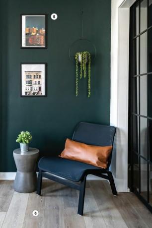 bralni kotiček z zeleno steno in črnim stolom