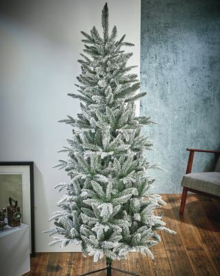 Tanko umetno božično drevo iz zelene smreke v Laponiji s stojalom