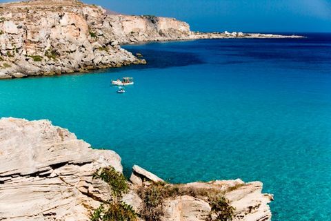 Evropa. Italija. Sicilija. Egadijski otoki. Favignana. Cala Rossa