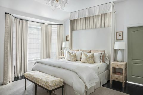 bela spalnica, ki jo je oblikoval Sherrell Neal