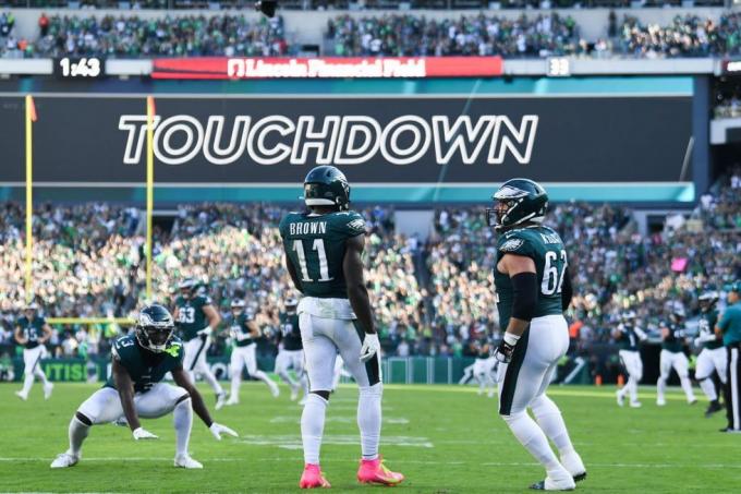 philadelphia, pa 1. oktober aj brown 11 praznuje s soigralcem jason kelce 62 iz philadelphia eagles, potem ko je dosegel touchdown med drugi polčas proti washingtonskim poveljnikom na lincoln financial fieldu 1. oktobra 2023 v philadelphiji v pensilvaniji, fotografija kathryn rileygetty slike