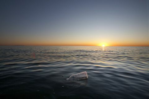 Plastična steklenica za vodo, ki plava v Tihem oceanu