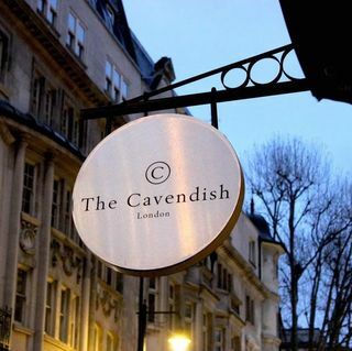 Bottomless Prosecco popoldanski čaj za dva v salonu Mayfair & Grill v The Cavendish London