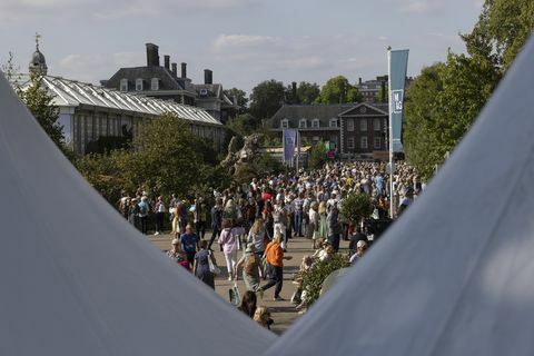 množice obiskovalcev na jesenski razstavi rož rhs chelsea 2021 v septembru