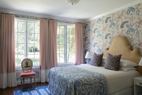 chloe warner spalnica 1 s cvetličnimi stenami in rožnatimi zavesami