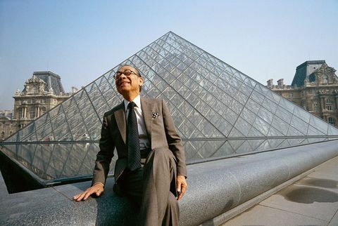 I. M. Pei v piramidi Louvre