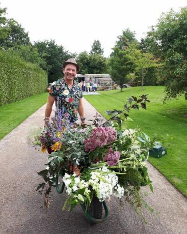 posebni gostje poskrbijo, da si zavzamejo sedež, da ujamejo vrsto vznemirljivih posebnih gostov čez vikend za tiste, ki želijo pobrati vrtnarske nasvete, voditelji bbc gardeners’ world arit anderson, adam frost in frances tophill, televizijska in radijska voditeljica, nicki chapman in bbc-jev pobeg na podeželje voditeljica jules hudson, vsi bodo nastopili v vrtnem kinu medtem ko boste v kuhinji našli kuharja in gostitelja bbc-jevega masterchefa, johna toroda, nagrajenega pisca hrane in ustanovitelja farme vidr, marka diacona in britanskega voditelja kanala 4 peci finaliste chigs parmar, vsi delijo svoje najboljše nasvete z množico Izjemen cvetličar johnathan moseley bo čez vikend ustvarjal tudi bleščeče cvetlične razstave prav tako