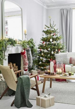 okrašena dnevna soba z nogavicami in božičnim drevescem