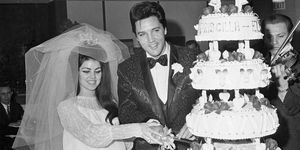 Elvis in Priscilla Presley sta razrezala svojo poročno torto