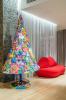 Sanderson Hotel Alice v čudoviti deželi s tematsko božično drevo je v celoti izdelan iz plastike
