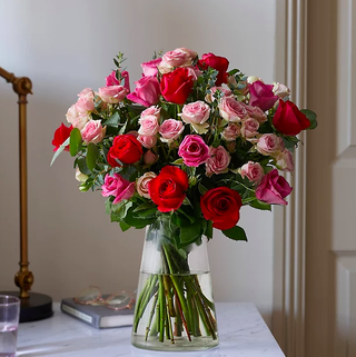 Valentinovo rožnate mešane vrtnice (dostava od 9. februarja 2022)