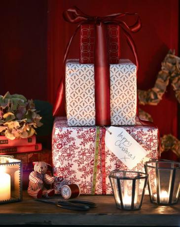 Najlepše božične sheme te sezone bodo spremenile vaš dom s stilom časa obdarovanja darila, zavita v čudovit ročno potiskan papir in povezana s čudovitimi trakovi, so čudovita za darovanje in prejeti