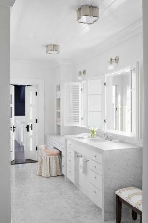 marmorna kopalnica, marmorni pulti, majhne marmorne šesterokotne ploščice, bele omare, belo ogledalo, umivalni sedež in stolček