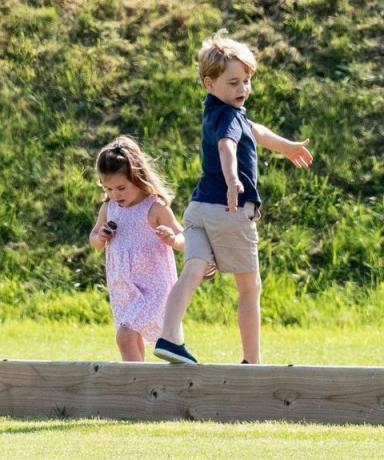 Princ George in princesa Charlotte Igrata se s Kate Middleton