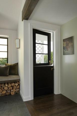 vhodna vrata, vrata črnega ponija, kup lesa, okenski sedež