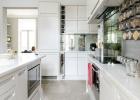 Prenovljena bela kuhinja se spremeni v osupljiv družaben prostor