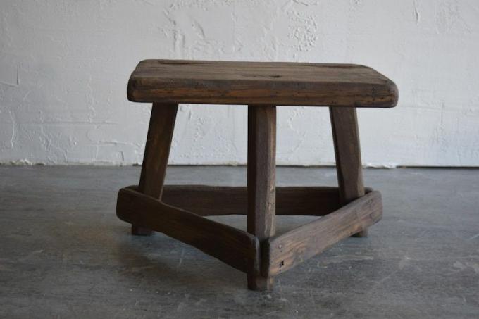 Okrasni stolček iz masivnega lesa v starinskem slogu