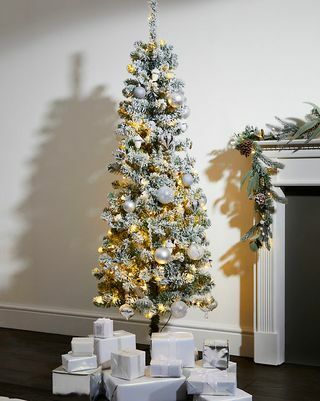 6ft vnaprej osvetljeno tanko zasneženo božično drevo