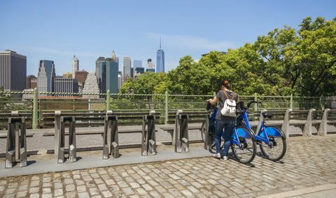 Ženska se pelje s kolesom pred Manhattnom v New Yorku