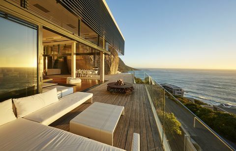 Moderna luksuzna terasa s sončnim pogledom na ocean