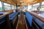 Ostanite v spremenjenem vintage dvonadstropnem avtobusu v Walesu