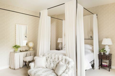 bela spalnica, belo perilo, bele zavese, črni okvir postelje,