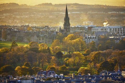 Mestni kraj Edinburga s The Meadows in cerkvijo Barclay Viewforth ob sončnem zahodu iz Salisbury Crags, Holyrood Park