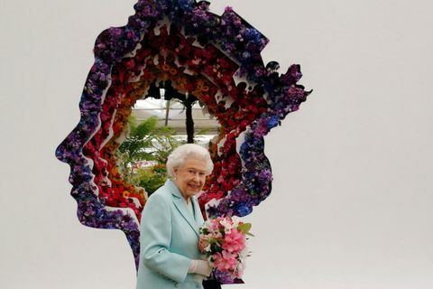 Britanska kraljica Elizabeta si ogleduje cvetlični poklon njeni 90-letnici, ki ga je zasnoval cvetličar Veevers Carter, na stojnici New Covent Garden Flower Market na RHS Chelsea Flower Show 2016 v Londonu, Velika Britanija, ponedeljek maj 23, 2016.