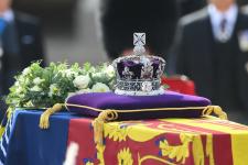 Kaj pomenijo rože iz krste kraljice Elizabete II?