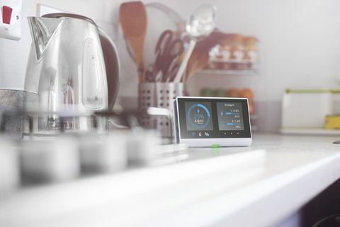 pameten števec v kuhinji doma, ki na zaslonu prikazuje trenutne stroške energije za dnevno zasnovo, prosimo, glejte sprostitev nepremičnine