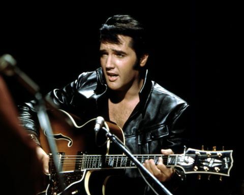 Rockvis-roll glasbenik Elvis Presley nastopa ...