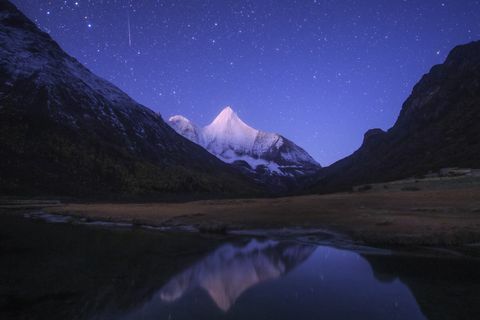 orionid meteorski zrezki nad snežno goro jampayang na Kitajskem