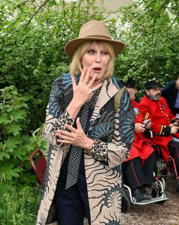 joanna lumley na razstavi cvetja v chelseaju 2023 horatiov vrt na rhs razstavi cvetja v chelseaju 2023