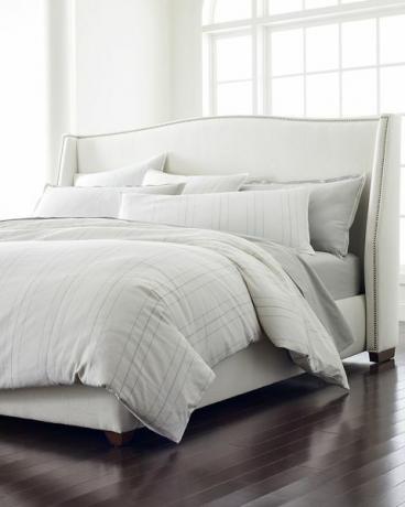 črtasta posteljnina v beli in sivi barvi