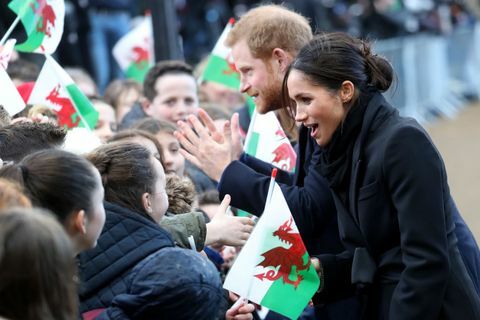 Harry in Meghan se srečujeta z otroki v Cardiffu