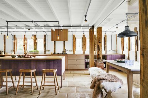 vijolična in izpostavljena kuhinja iz lesa s skritimi hladilniki pod pultom