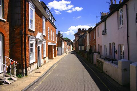 Pogled sredi stare angleške ulice na delno oblačen dan