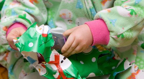 Otroško odpiranje božičnih daril