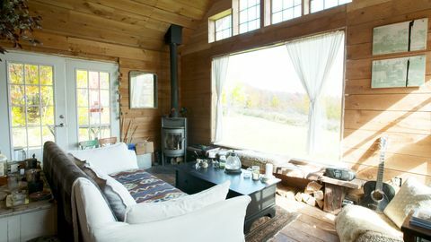 dnevna soba z velikim oknom, kavčem, kaminom
