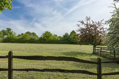 Fari Elm, ki se nahajajo v državi Ranmore Common, Dorking, Surrey - podeželska hiša na prodaj