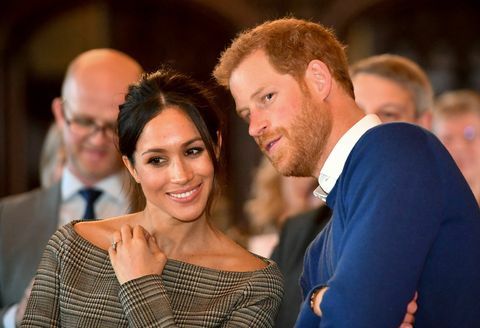 Cardiff, Wales, 18. januarja, je Prince Harry prišepnil Meghan Markle, ko so gledali plesno predstavo jukebox kolektiva v banketna dvorana med obiskom gradu v Cardiffu 18. januarja 2018 v Cardiffu v Walesu fotografija Ben Birchall WPA Pool Getty slike