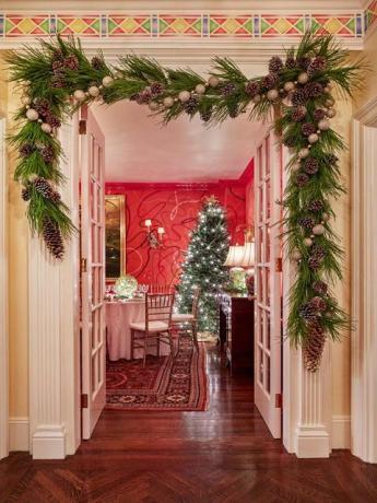 hodnik z božičnim drevescem