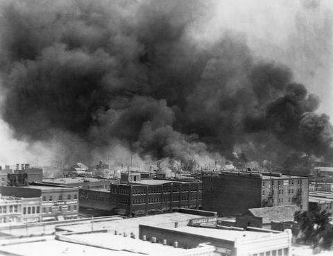 goreče zgradbe med pokolom na dirki Tulsa leta 1921