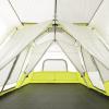 Velikanski šotor ima 3 sobe in lahko sprejme 12 ljudi, zato je čas, da načrtujete izlet v kampu