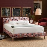 Vintage postelja s cvetlično ploščadjo
